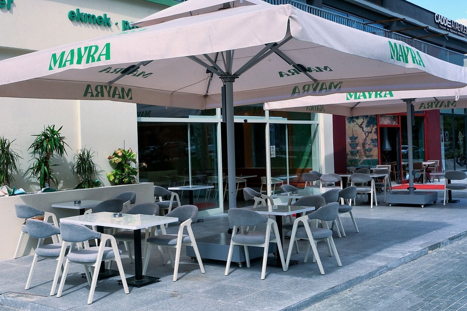 Mayra Fırın açık hava oturma alanı